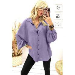 Koszula GERTRUDE PURPLE. Fioletowe bluzki damskie IVET, bez wzorów, eleganckie, bez kołnierzyka, bez rękawów. W wyprzedaży za 79,00 zł.