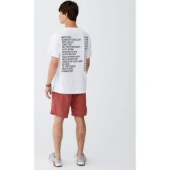 Biała koszulka z czarnym napisem. Białe koszulki męskie Pull&Bear, m, z napisami, bez kołnierzyka, z krótkim rękawem, krótkie. Za 34,90 zł.