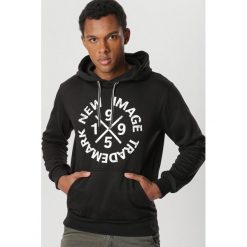 Czarna Bluza Savella. Czarne bluzy męskie Born2be, s, bez wzorów, bez kołnierzyka, bez rękawów, bez kaptura. W wyprzedaży za 69,99 zł.