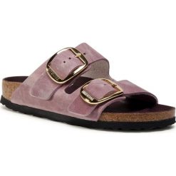 Klapki BIRKENSTOCK - Arizona Big Buckle 1017556 Lavender Blush. Fioletowe klapki damskie Birkenstock, bez wzorów, ze skóry, bez obcasa. Za 589,00 zł.