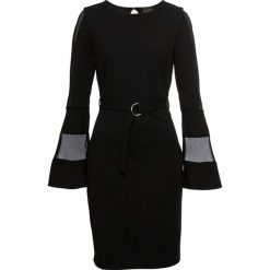 Sukienka bonprix czarny. Czarne sukienki damskie bonprix, bez wzorów, z dzianiny, bez kołnierzyka, bez rękawów, rozkloszowane. Za 79,99 zł.