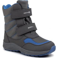 Śniegowce GEOX - J N.Alaska B.B J847PG 050FU C9002 S Dk Grey. Szare śniegowce chłopięce Geox, bez zapięcia. W wyprzedaży za 189,00 zł.