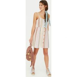 Sukienka Paradise w kolorowe paski w rustykalnym stylu. Szare sukienki damskie Pull&Bear, w paski, bez kołnierzyka, bez rękawów. Za 89,90 zł.