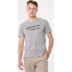 Szara Koszulka Arrange. Szare koszulki męskie Born2be, xl, bez wzorów, bez kołnierzyka, bez rękawów. Za 39,99 zł.