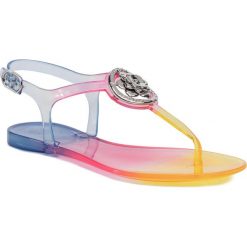 Sandały GUESS - Jaxx FL6JAX ELE21 MULTI. Szare klapki damskie Guess, z aplikacjami, z tworzywa sztucznego, bez obcasa, na obcasie. Za 379,00 zł.