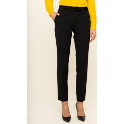 Spodnie materiałowe Guess Zoe W01B70 WB4H0. Czarne spodnie damskie Guess, m, z elastanu. W wyprzedaży za 289,00 zł.