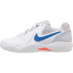 Nike Performance ZOOM AIR RESISTANCE Obuwie multicourt white/blue/hot lava. Białe buty sportowe damskie Nike Performance, z tworzywa sztucznego, outdoorowe. Za 299,00 zł.