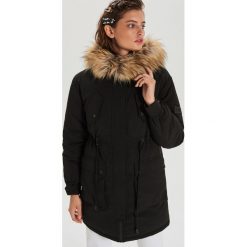Kurtka z odpinanym eko futrem - Czarny. Czarne kurtki damskie Cropp, s, bez wzorów, bez kaptura. Za 349,99 zł.