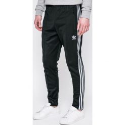 Adidas Originals - Spodnie Beckenbauer. Czarne spodnie męskie adidas Originals, na co dzień, xl, bez wzorów, z bawełny, sportowe. Za 279,90 zł.