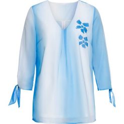 Bluzka z nadrukiem bonprix perłowy niebieski - biały wzorzysty. Niebieskie koszulki damskie bonprix, z nadrukiem, z dekoltem w serek, bez rękawów. Za 59,99 zł.