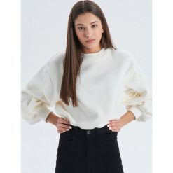 Krótka bluza z balonowymi rękawami - Beżowy. Brązowe bluzy damskie Cropp, s, bez wzorów, z krótkim rękawem, krótkie, bez kaptura. Za 69,99 zł.