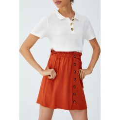 Minispódniczka paperbag. Czerwone spódniczki marki Pull&Bear. Za 49,90 zł.