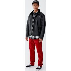 Kurtka ze sztucznej skóry z podszewką z imitacji baranka. Czarne kurtki męskie skórzane Pull&Bear, m. Za 299,00 zł.