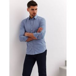 Koszula w drobną kratkę o kroju slim. Niebieskie koszule męskie Top Secret, na lato, m, w kratkę, z jeansu, eleganckie, bez kołnierzyka, bez rękawów. W wyprzedaży za 39,99 zł.