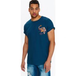 T-SHIRT MĘSKI Z NADRUKIEM NA KIESZENIE I NIEWYKOŃCZONYMI KRAWĘDZIAMI. Niebieskie t-shirty męskie Top Secret, na lato, s, z nadrukiem, z bawełny, bez kołnierzyka, krótkie. W wyprzedaży za 24,99 zł.