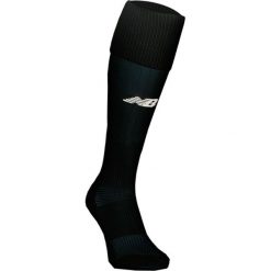 Getry piłkarskie - EMA6133BK. Czarne skarpetogetry męskie piłkarskie New Balance, bez wzorów, z elastanu, do piłki nożnej. W wyprzedaży za 29,99 zł.