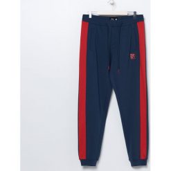 Joggery Back to School - Granatowy. Niebieskie spodnie męskie Sinsay, s, bez wzorów. Za 49,99 zł.