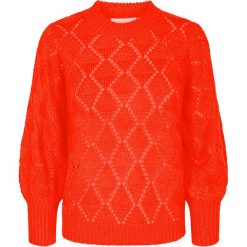 Sweter "Joanna" w kolorze czerwonym. Czerwone swetry damskie Kaffe, xl, bez wzorów, ze splotem, bez rękawów, bez kaptura. W wyprzedaży za 132,95 zł.