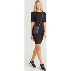 SUKIENKA DAILY Elisabetta Franchi. Czarne sukienki damskie Elisabetta Franchi, na imprezę, bez wzorów, z dzianiny, z okrągłym kołnierzem, bez rękawów, midi, dopasowane. Za 1109,00 zł.