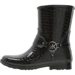 MICHAEL Michael Kors Kalosze black. Czarne buty zimowe damskie marki MICHAEL Michael Kors, z gumy, przed kolano, na wysokim obcasie. W wyprzedaży za 407,20 zł.