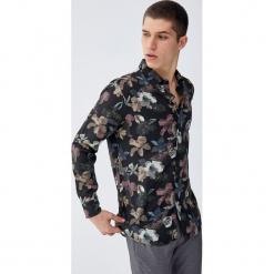 Koszula z wiskozy z tropikalnym wzorem. Czarne koszule męskie Pull&Bear, m, bez wzorów, z wiskozy, bez kołnierzyka, z długim rękawem. Za 99,90 zł.