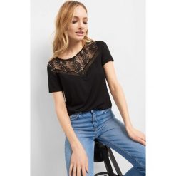 Koszulka z koronkową wstawką. Zielone koszulki damskie marki Orsay, xs, bez wzorów, z elastanu, eleganckie, bez kołnierzyka. Za 39,99 zł.