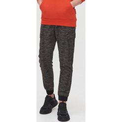Joggery slim moro - Szary. Szare spodnie męskie Cropp, m, moro. Za 129,99 zł.