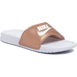 Klapki NIKE - Benassi Jdi 343881 108 White/White-Mtlc Red Bronze. Żółte klapki damskie Nike, bez wzorów, ze skóry ekologicznej, bez obcasa. Za 119,00 zł.