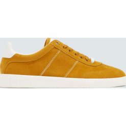 Musztardowe tenisówki basic. Trampki i tenisówki damskie Pull&Bear, bez wzorów, bez zapięcia. Za 99,90 zł.