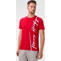 Tommy Hilfiger Koszulka Czerwony. Czerwone podkoszulki męskie TOMMY HILFIGER, xl, z nadrukiem, z bawełny, z krótkim rękawem. Za 223,95 zł.