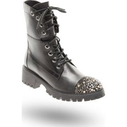 CZARNE TRAPERY TWINSET Z OZDOBNYM NOSKIEM. Czarne buty trekkingowe damskie Twinset, ze skóry, bez obcasa, na obcasie, na sznurówki. Za 629,50 zł.