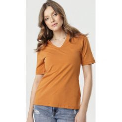 Jasnobrązowy T-shirt Sada. Bluzki damskie Born2be, na imprezę, s, z aplikacjami, z dzianiny, bez kołnierzyka, bez rękawów. Za 54,99 zł.