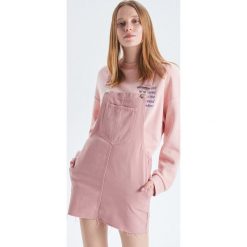 Sukienka ogrodniczka - Różowy. Różowe sukienki damskie Cropp, s, bez wzorów, bez kołnierzyka, bez rękawów. Za 119,99 zł.