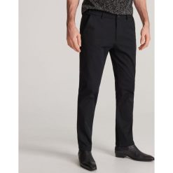 Bawełniane chinosy slim - Czarny. Czarne spodnie męskie Reserved, m, z bawełny. Za 129,99 zł.