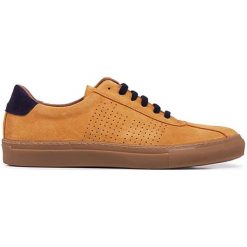 Skórzane sneakersy w kolorze musztardowym. Żółte trampki męskie Eva Lopez, Maria Barcelo, bez wzorów, ze skóry, na sznurówki. W wyprzedaży za 279,95 zł.