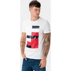Tommy Hilfiger Global Clash Koszulka Biały. Białe podkoszulki męskie TOMMY HILFIGER, xxl, z nadrukiem, z bawełny, bez kołnierzyka, krótkie. Za 292,95 zł.