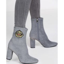 Szare Botki Imperial Tone. Szare botki damskie Born2be, militarne, na wysokim obcasie, na słupku, na zamek. Za 79,99 zł.