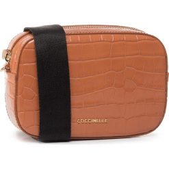 Torebka COCCINELLE - FV3 Mini Bag E5 FV3 55 I1 06 Tan W09. Pomarańczowe listonoszki damskie Coccinelle, na co dzień, bez wzorów, ze skóry, eleganckie, bez dodatków. Za 849,00 zł.