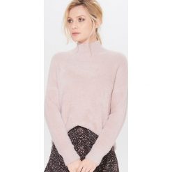 Puszysty sweter z golfem - Różowy. Różowe swetry damskie Mohito, xl, bez wzorów, bez rękawów, bez kaptura. W wyprzedaży za 59,99 zł.