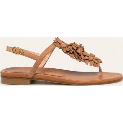 Stuart Weitzman - Sandały skórzane Devorah. Pomarańczowe klapki damskie Stuart Weitzman, bez wzorów, ze skóry, bez obcasa, na obcasie. W wyprzedaży za 679,90 zł.