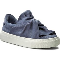 Półbuty BRONX - 65913-CS 2004 Jeans Blue. Niebieskie półbuty damskie marki Bronx, na co dzień, z aplikacjami, z jeansu, bez obcasa, na koturnie, bez zapięcia. W wyprzedaży za 309,00 zł.