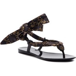 Sandały GUESS - Juday FL6JUD FAP21 BLKGO. Czarne klapki damskie Guess, z aplikacjami, z tworzywa sztucznego, bez obcasa, na obcasie. Za 349,00 zł.
