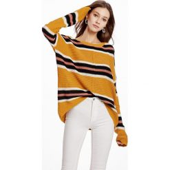Sweter w kolorze żółto-czarnym. Żółte swetry damskie Swetry na chłodne dni, bez wzorów, bez rękawów, bez kaptura. W wyprzedaży za 119,95 zł.