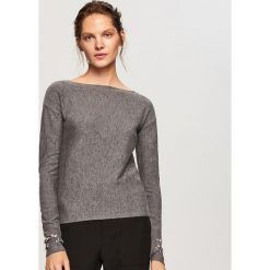 Sweter z biżuteryjną ozdobą - Szary. Szare swetry klasyczne damskie Reserved, l. Za 89,99 zł.