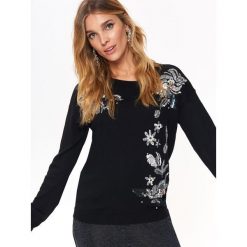 Elegancki haftowany sweter z wełną. Czarne swetry damskie Top Secret, na zimę, z haftami, z wełny, eleganckie, bez rękawów, bez kaptura. W wyprzedaży za 89,99 zł.