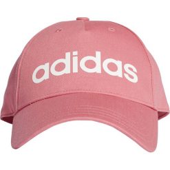 Adidas Daily Cap EI7430. Różowe czapki damskie Adidas, bez wzorów, z bawełny. W wyprzedaży za 29,99 zł.