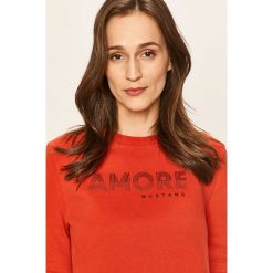 Mustang - Bluza. Czerwone bluzy damskie Mustang, s, z nadrukiem, z bawełny, z długim rękawem, długie, bez kaptura. W wyprzedaży za 139,90 zł.