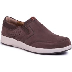 Półbuty CLARKS - Un Trail Step 261403837 Brown Nubuck. Pomarańczowe półbuty męskie Clarks, na co dzień, bez wzorów, ze skóry, bez zapięcia. Za 429,00 zł.