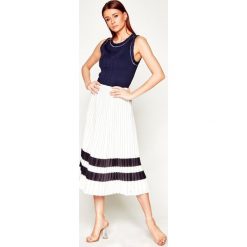 Sukienka dzianinowa TOMMY HILFIGER Madeleine WW0WW27402. Niebieskie sukienki damskie TOMMY HILFIGER, bez wzorów, z elastanu, bez kołnierzyka, bez rękawów. W wyprzedaży za 889,00 zł.