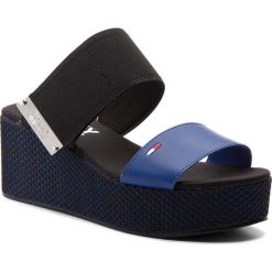 Klapki TOMMY JEANS - Material Mix Flatform Sandal EN0EN00217 Surf The Web 419. Niebieskie klapki damskie Tommy Jeans, z aplikacjami, z jeansu, bez obcasa, na obcasie. W wyprzedaży za 219,00 zł.